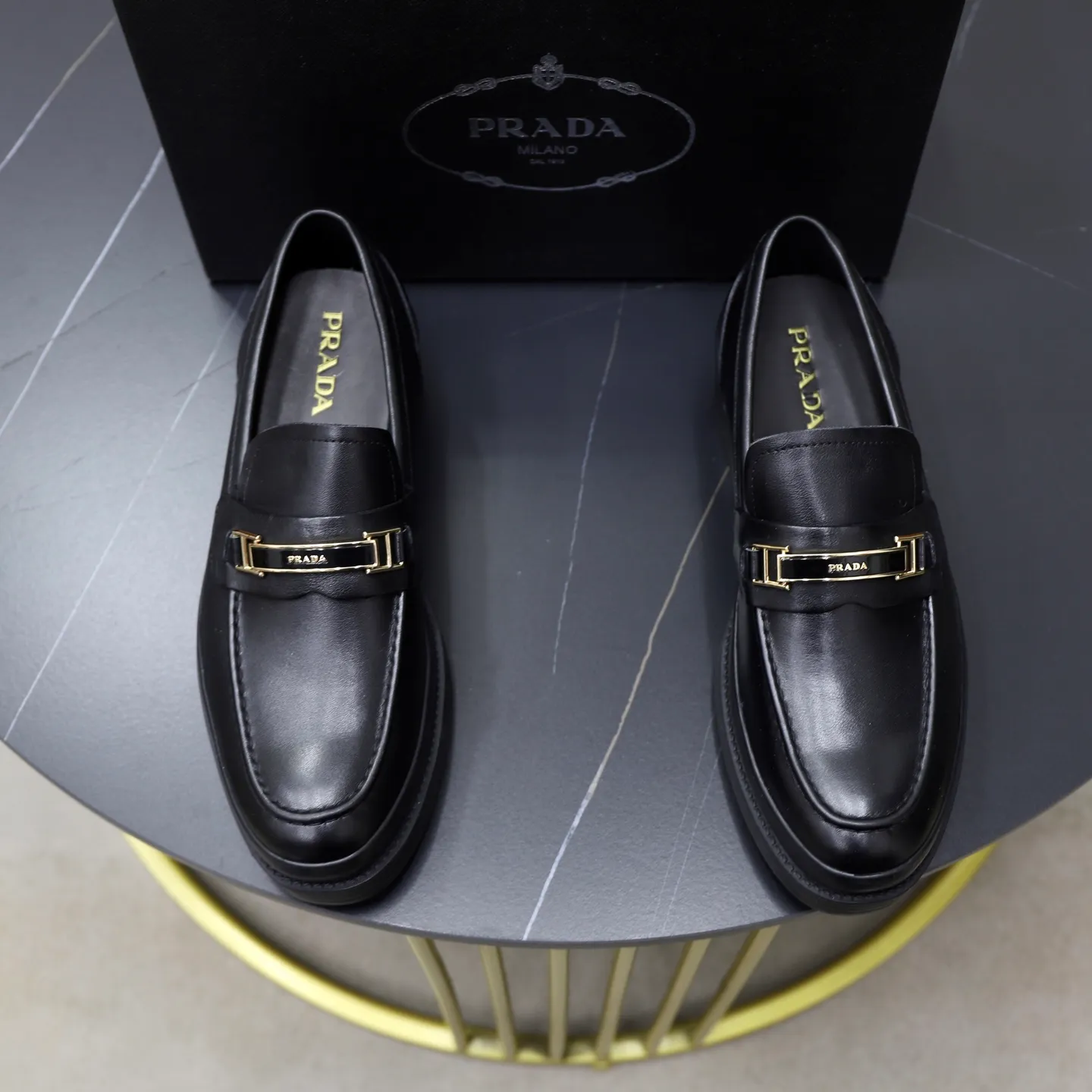 Men's shoes: 540💰🙅‍♂️🙅‍♂️🙅‍♂️ Brand: PRADA Standard code: Men's code 38-44 (45 can be customized) Grade: Same style as the official website Original order quality Material: Original cowhide surface Comfortable sheepskin lining Original outsole Style category: Men's fashionable casual leather shoes Distinguished big-name luxury elements Top luxury Color: actual picture color